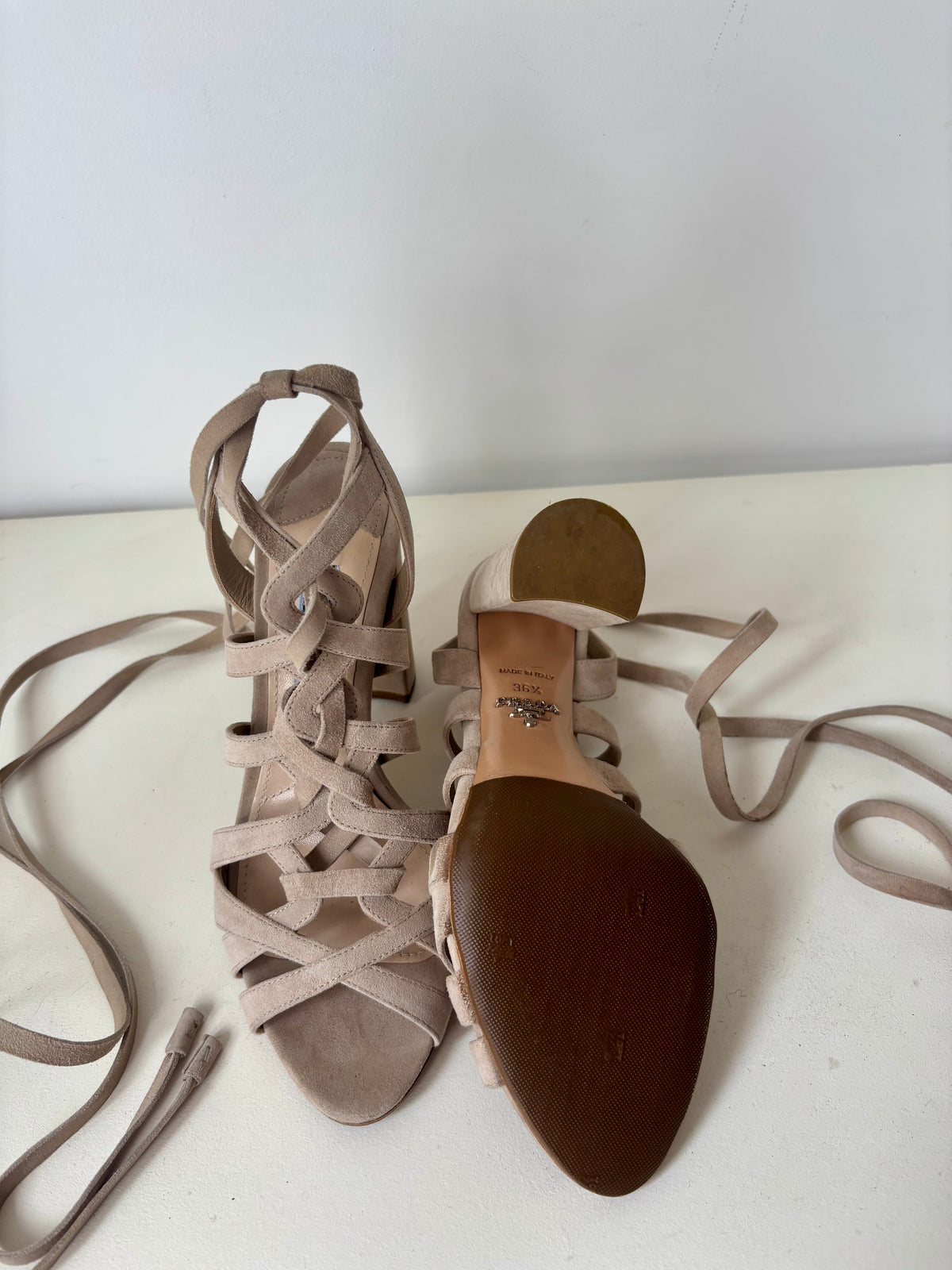 Prada Sandales Lacées Nude en Daim Talons Carrés – 36,5
