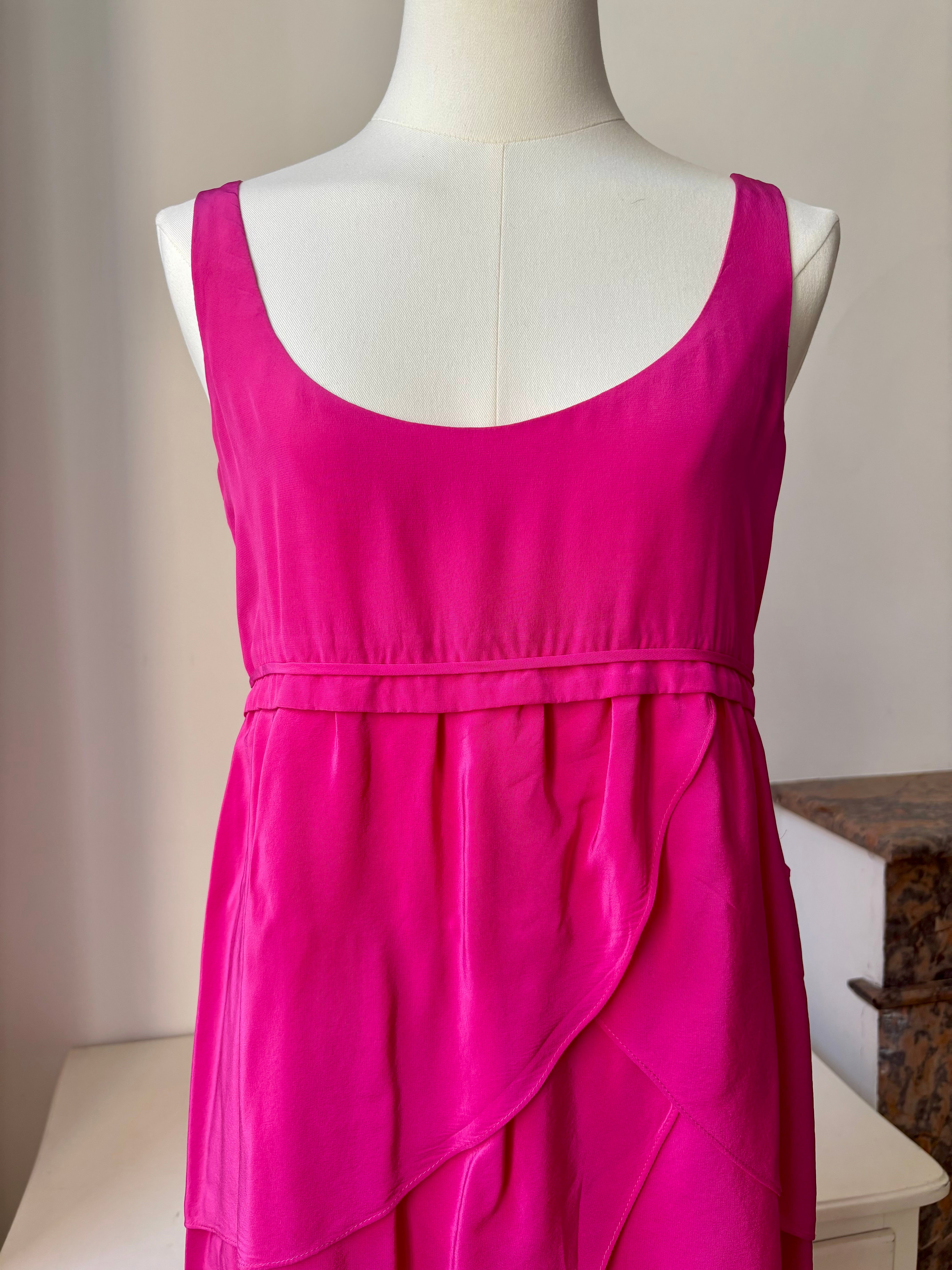 Robe Moschino rose fuchsia drapée en soie – S/M