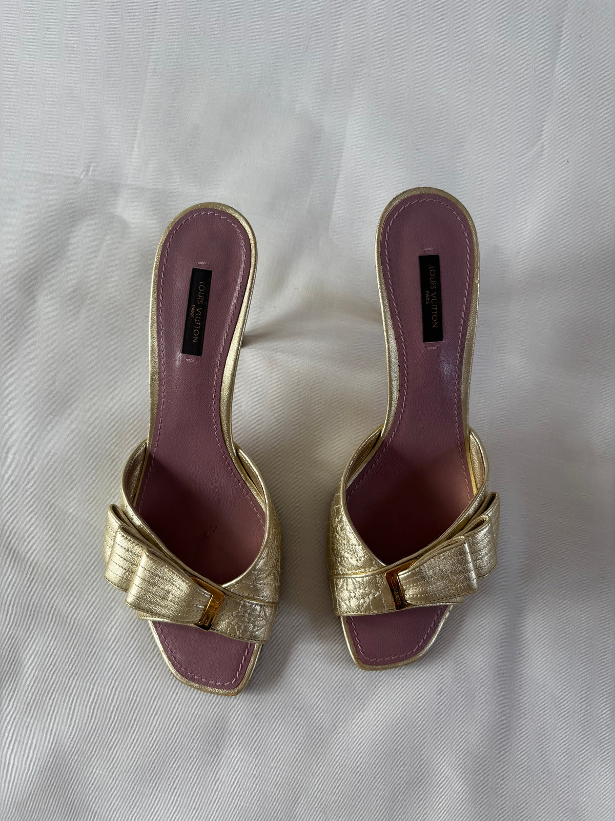 Louis Vuitton mules dorées à boucle assortie