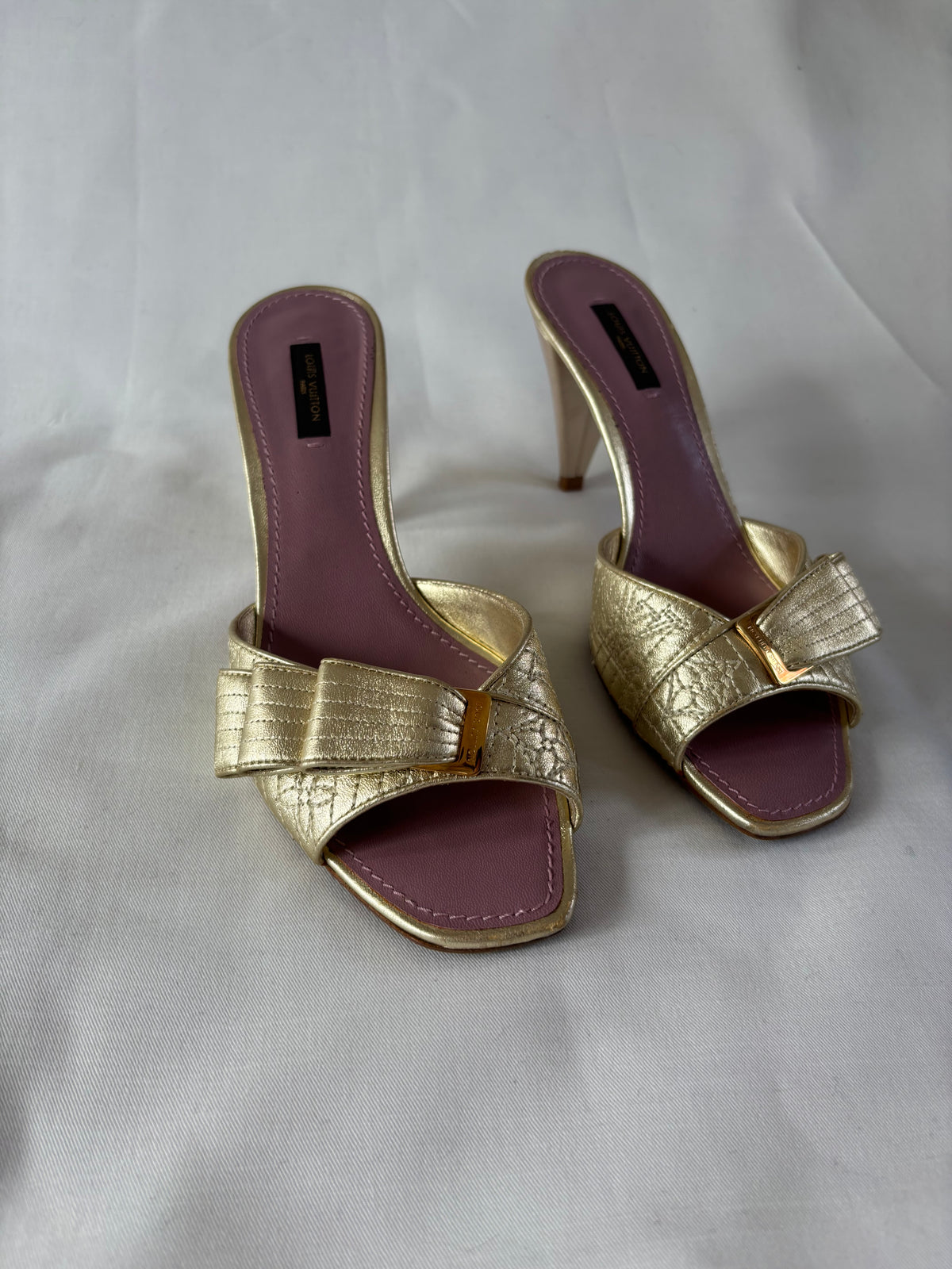 Louis Vuitton mules dorées à boucle assortie