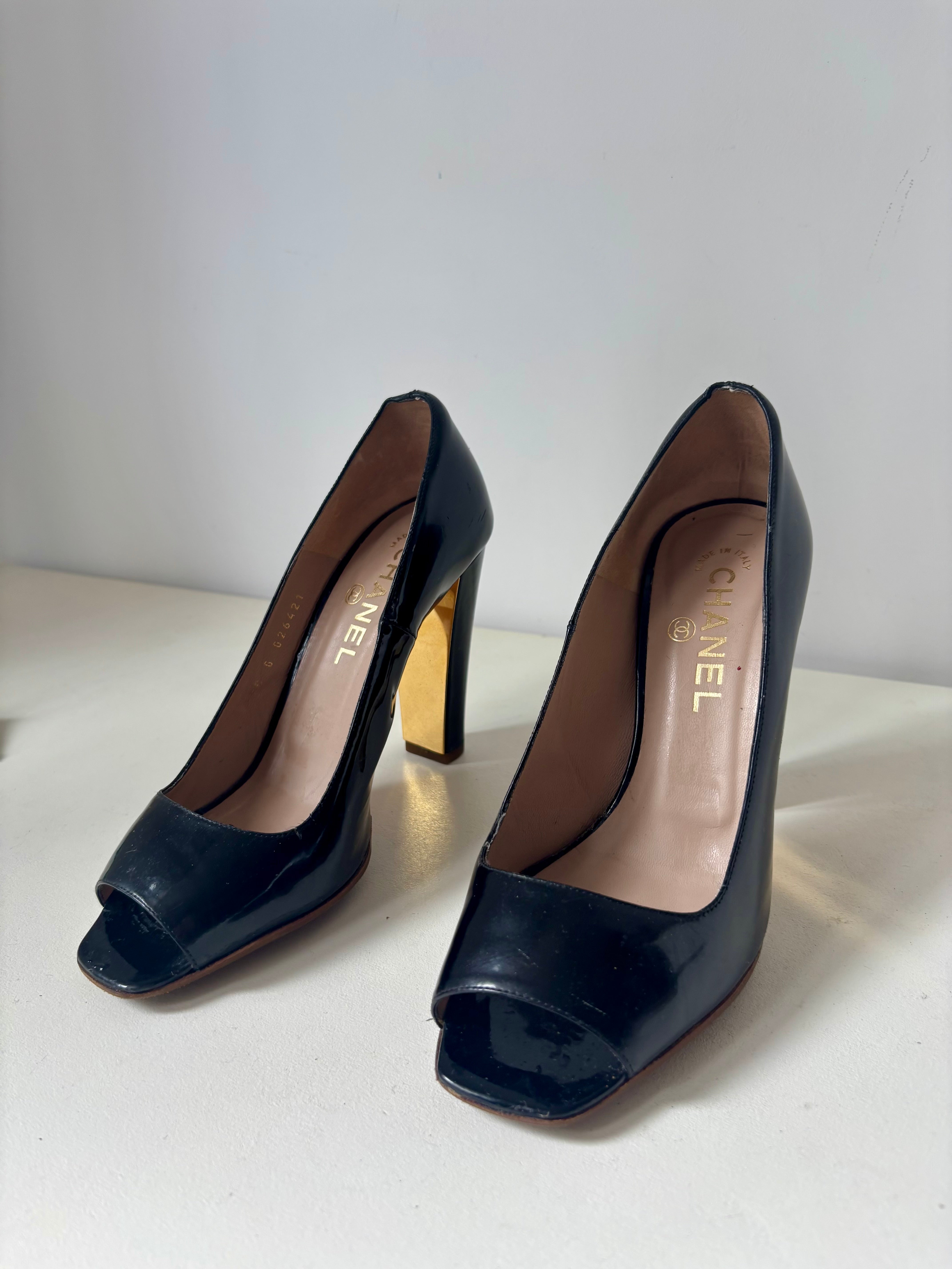 Chanel Escarpins vernis talons CC dorés — 37
