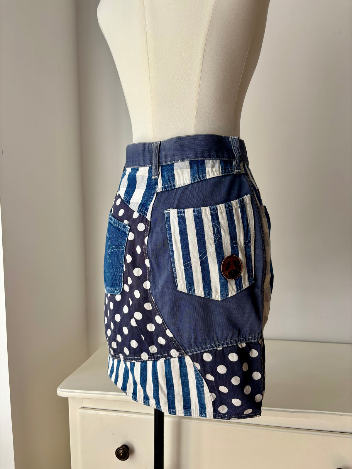 Moschino – Jupe vintage patchwork denim et imprimés – XS