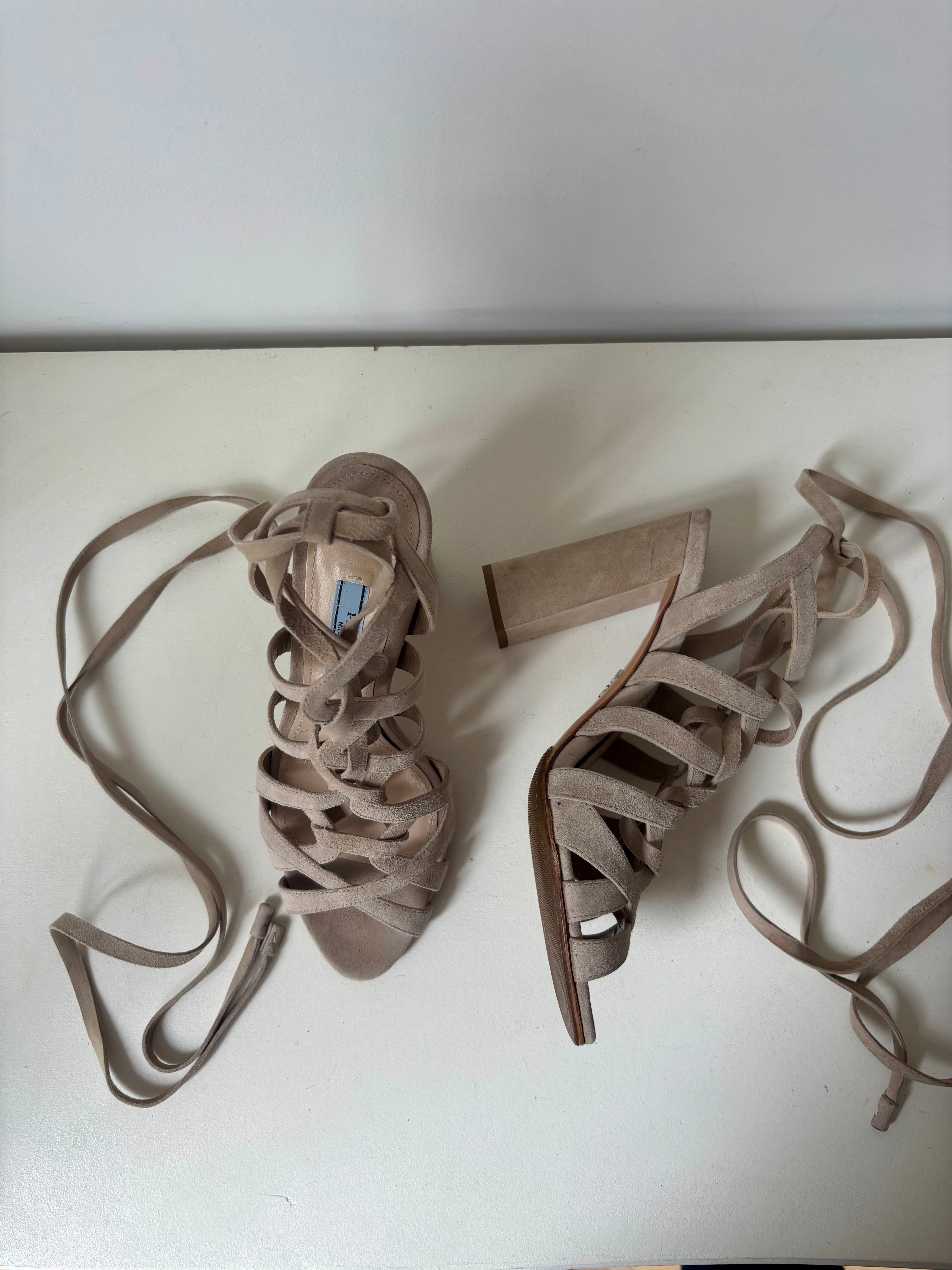 Prada Sandales Lacées Nude en Daim Talons Carrés – 36,5