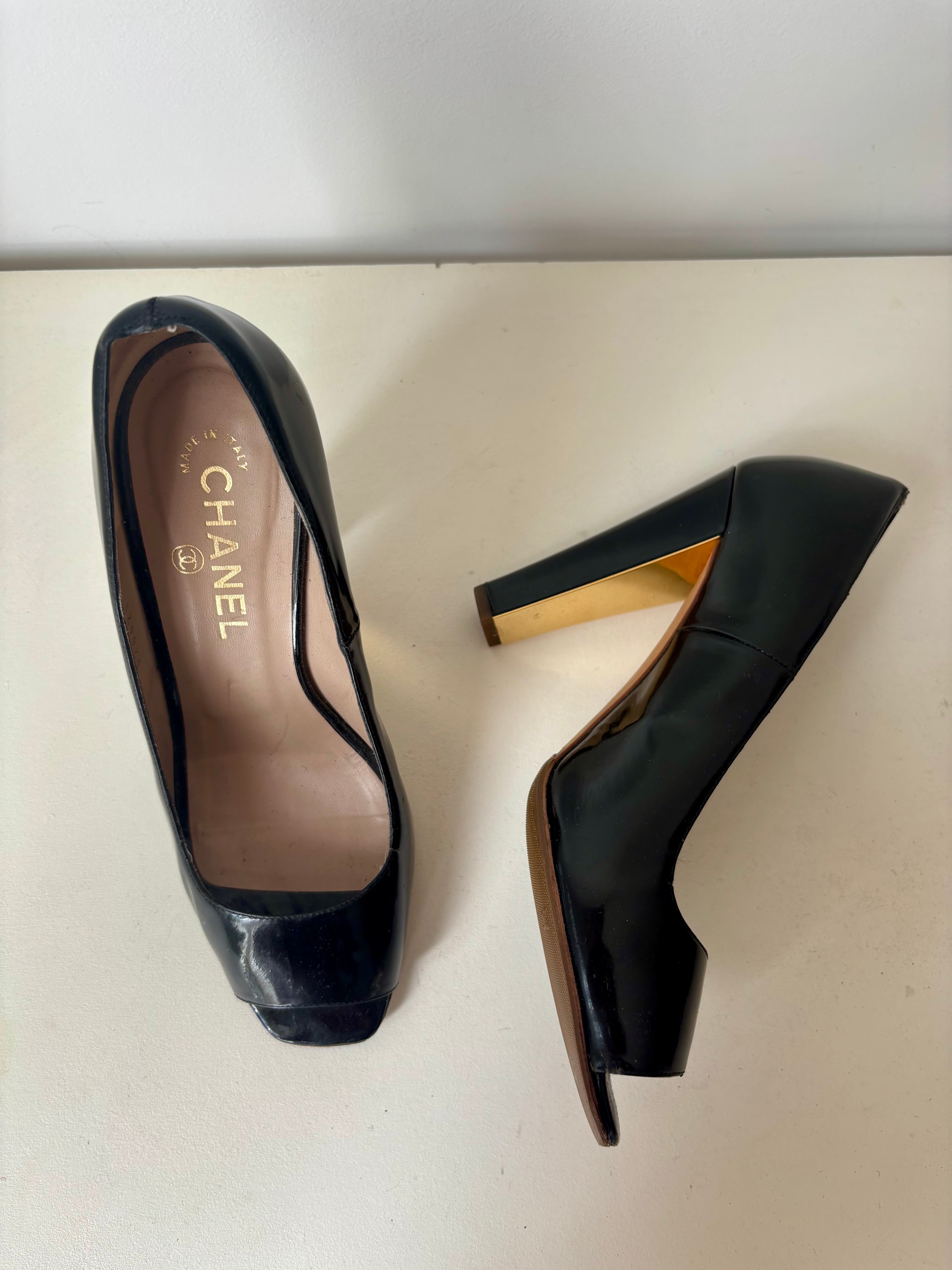 Chanel Escarpins vernis talons CC dorés — 37