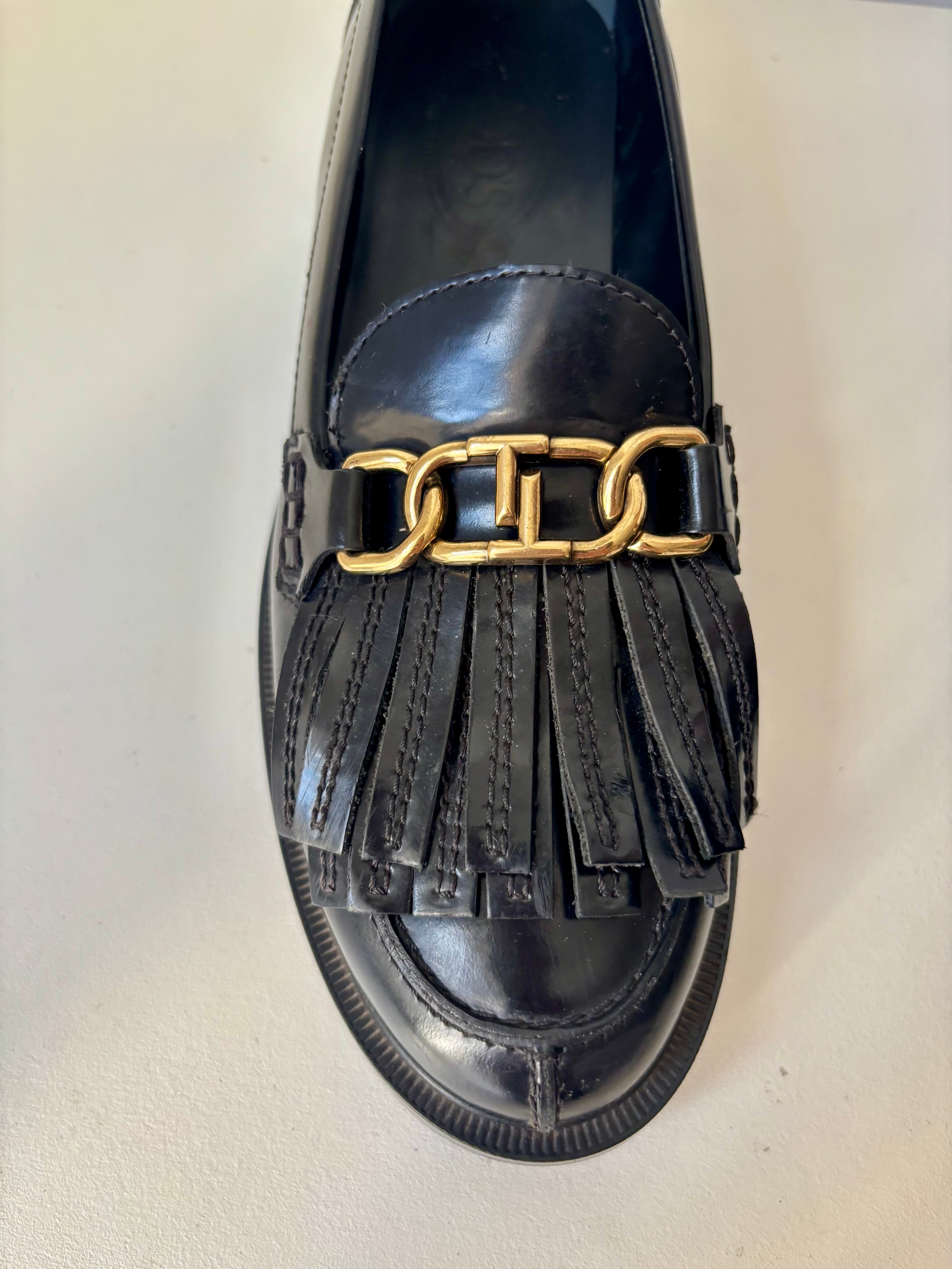Tod’s mocassins en cuir noir à franges et boucle dorée – 38