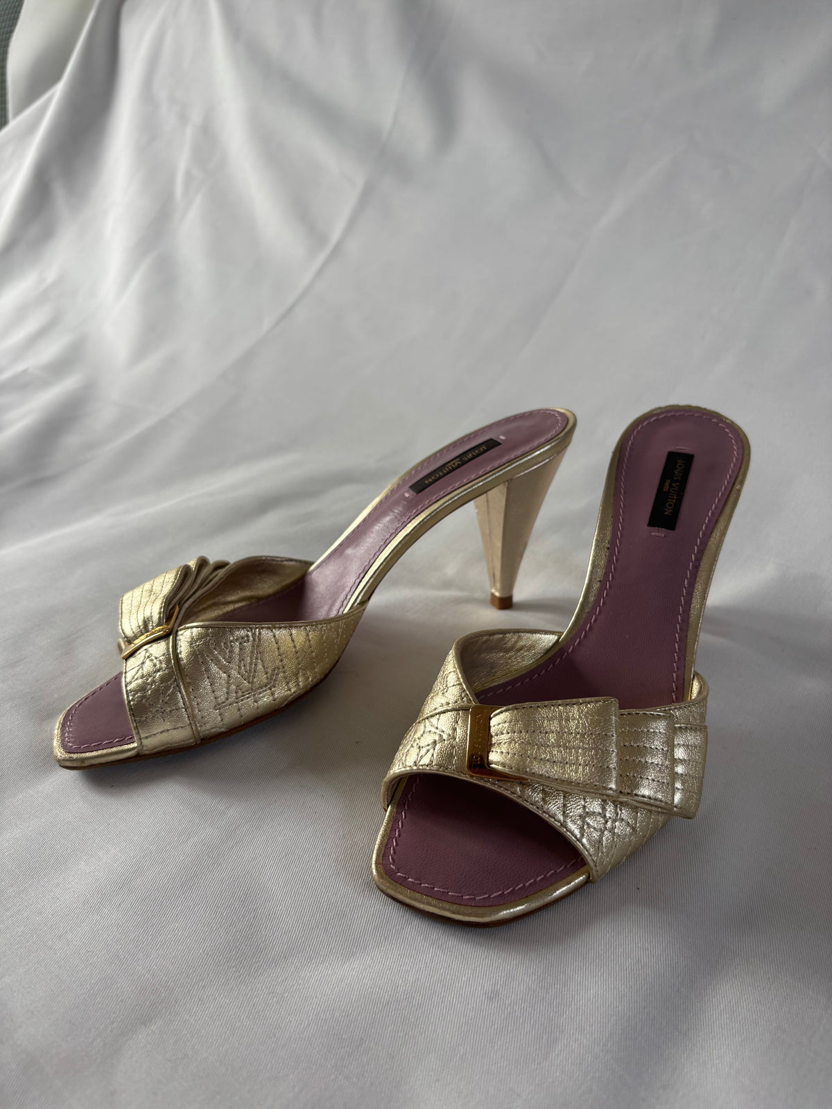 Louis Vuitton mules dorées à boucle assortie