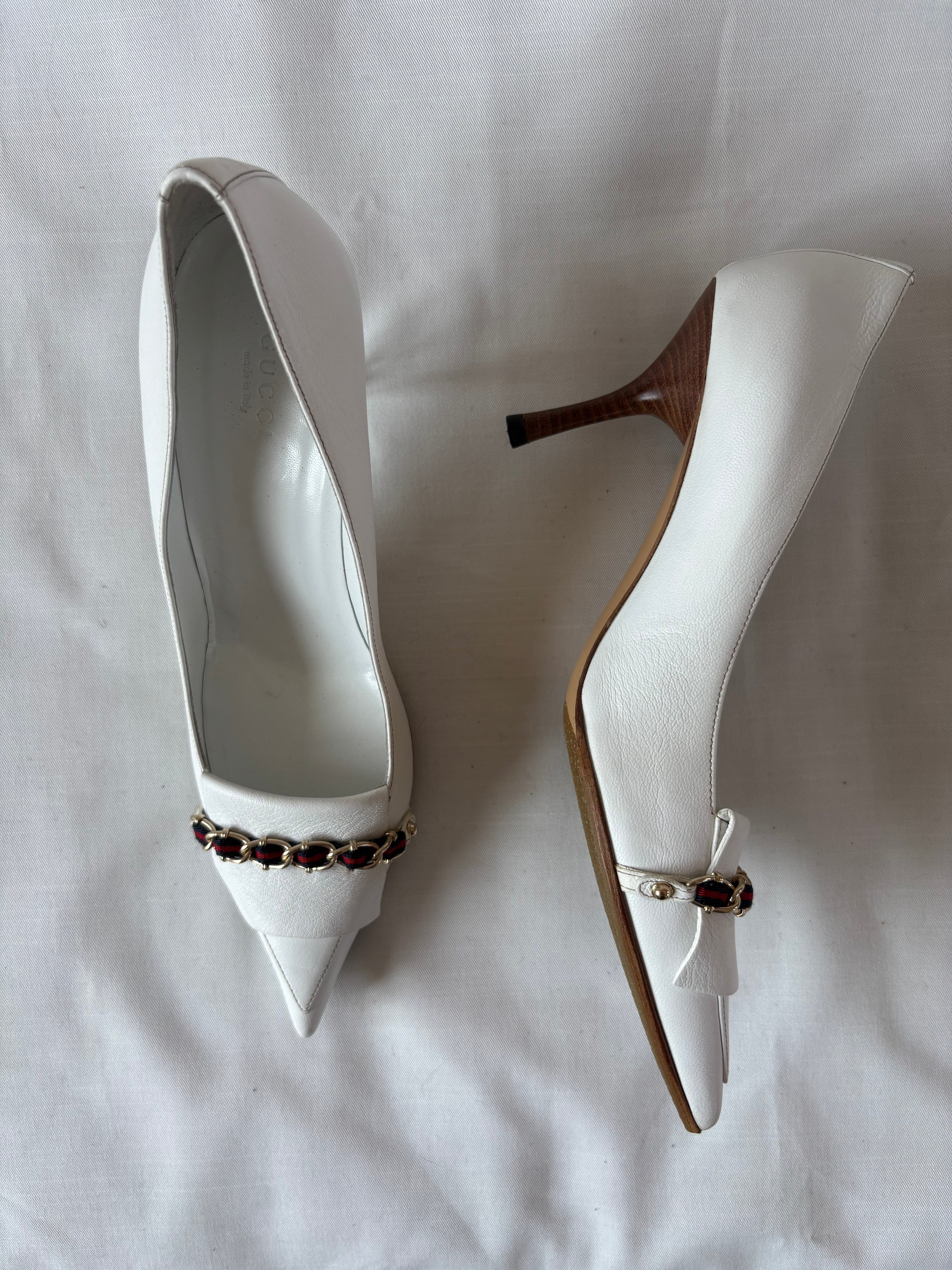Gucci white leather chain pumps – 38