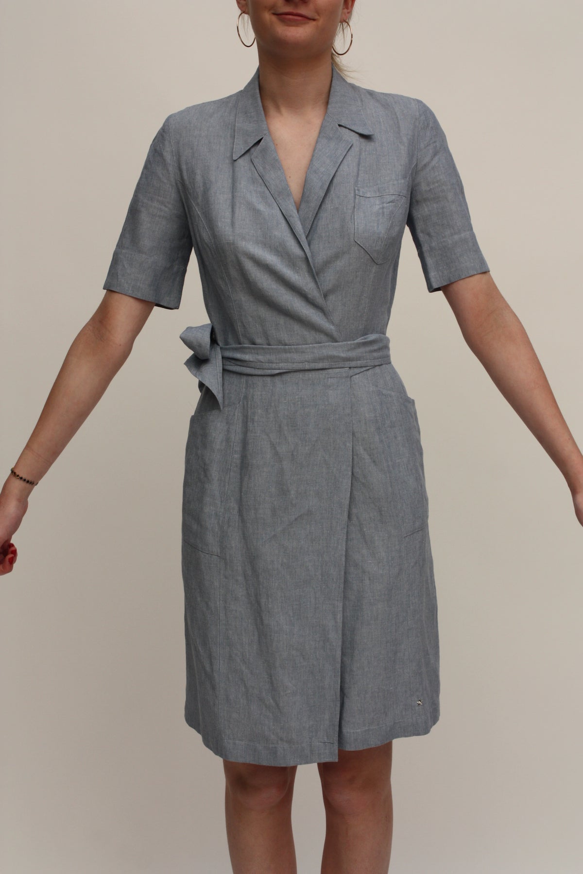 Mugler – Robe tailleur bleu-gris ceinturée – S