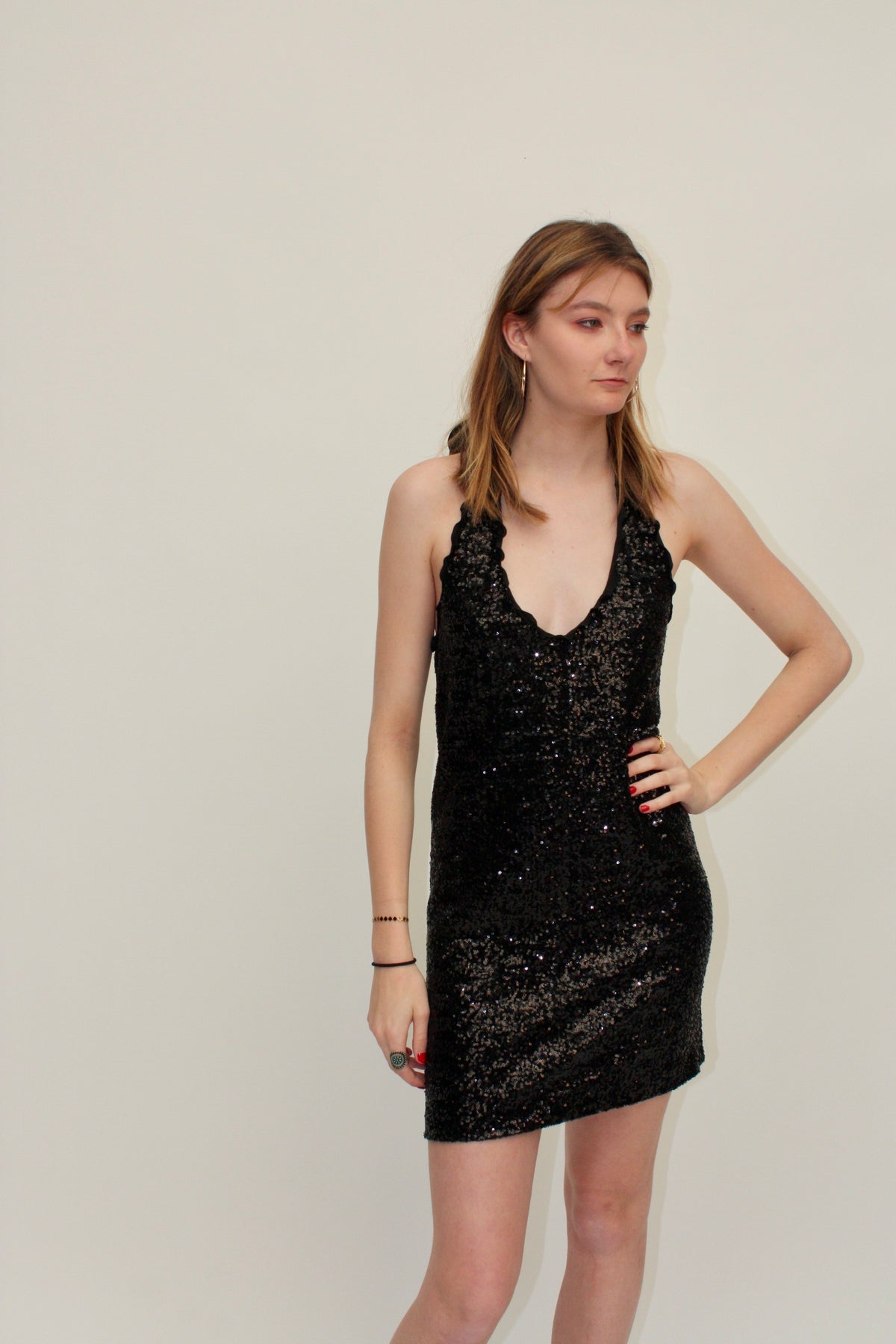 Moschino – Robe dos nu à sequins noirs – S