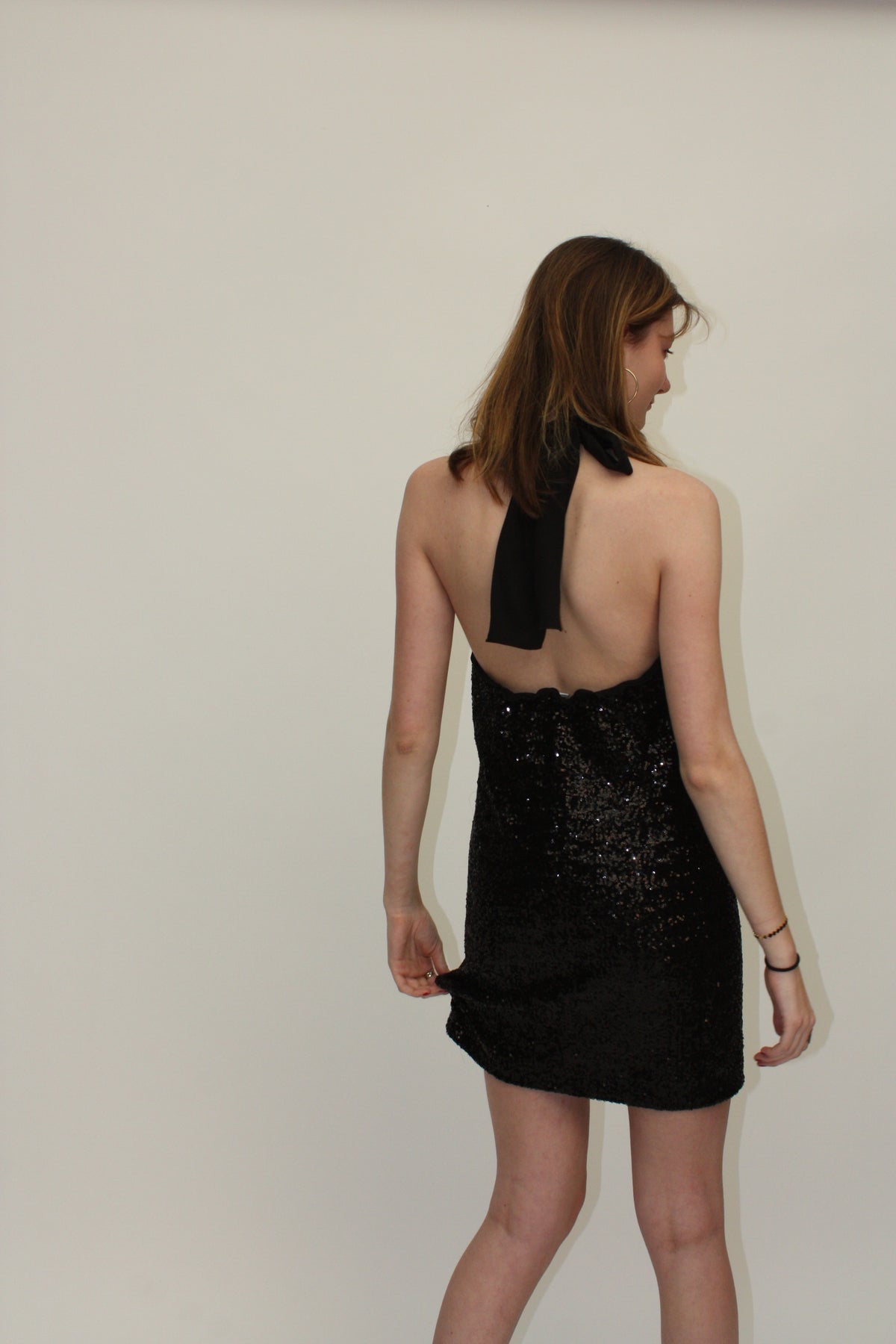 Moschino – Robe dos nu à sequins noirs – S