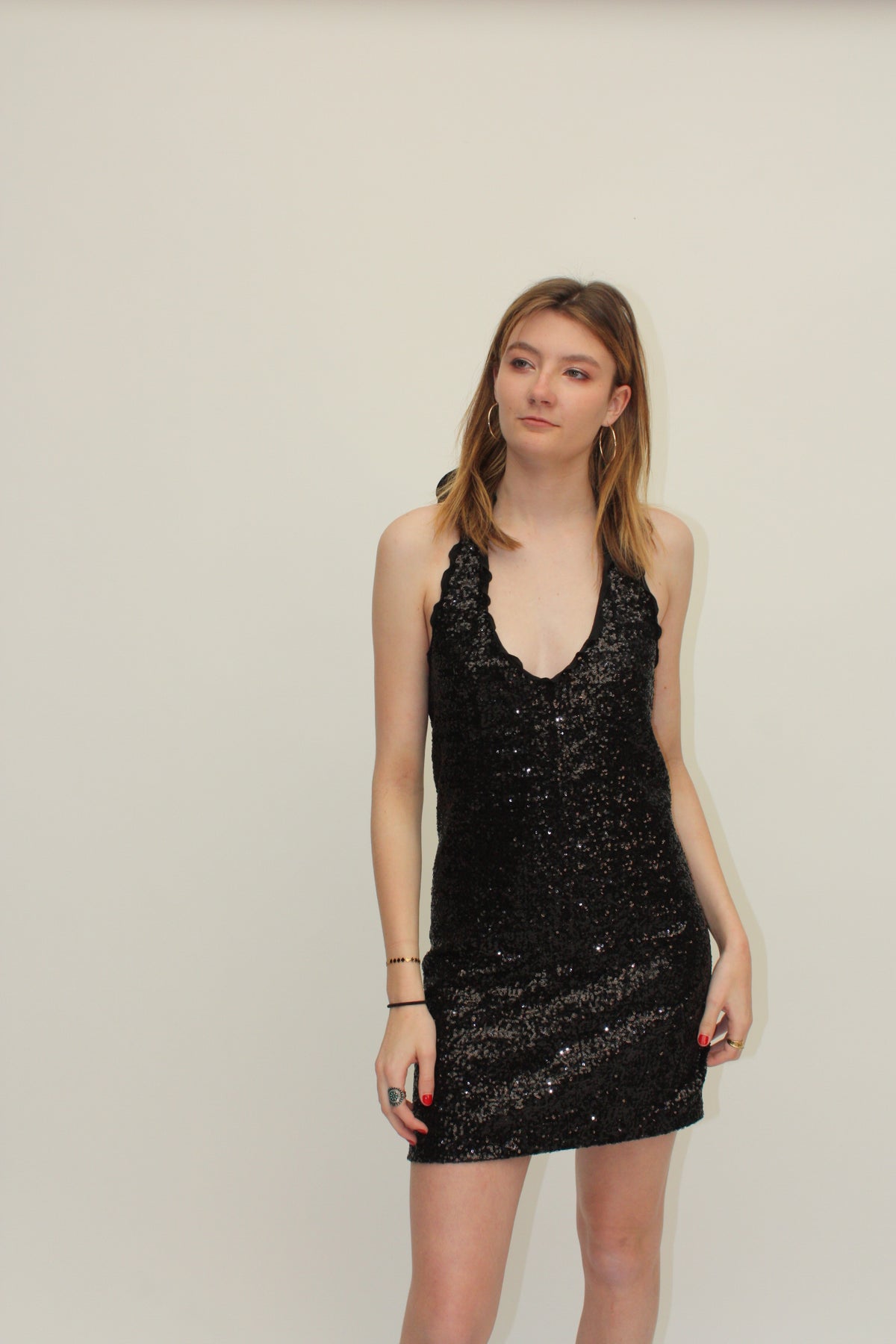 Moschino – Robe dos nu à sequins noirs – S